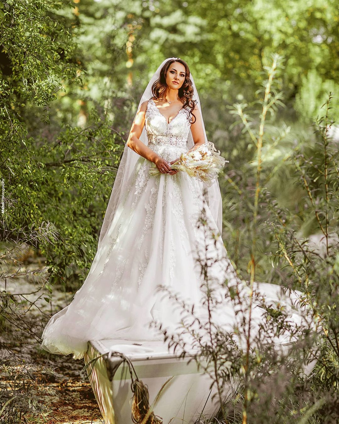 Stunning V-Neck Sleeveless Wedding Dress Tulle Long Bridal Gown - Fashionpara