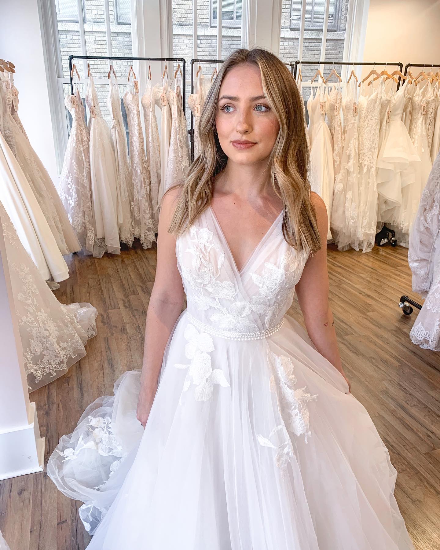 V-Neck Sleeveless Beach Wedding Dress Tulle With Appliques - Fashionpara