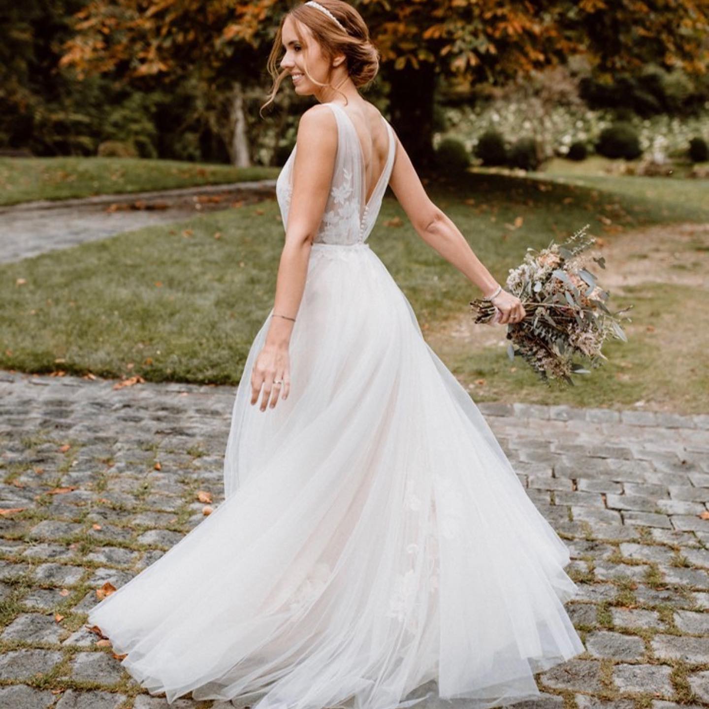 V-Neck Tulle Wedding Dress Appliques Sleeveless - Fashionpara