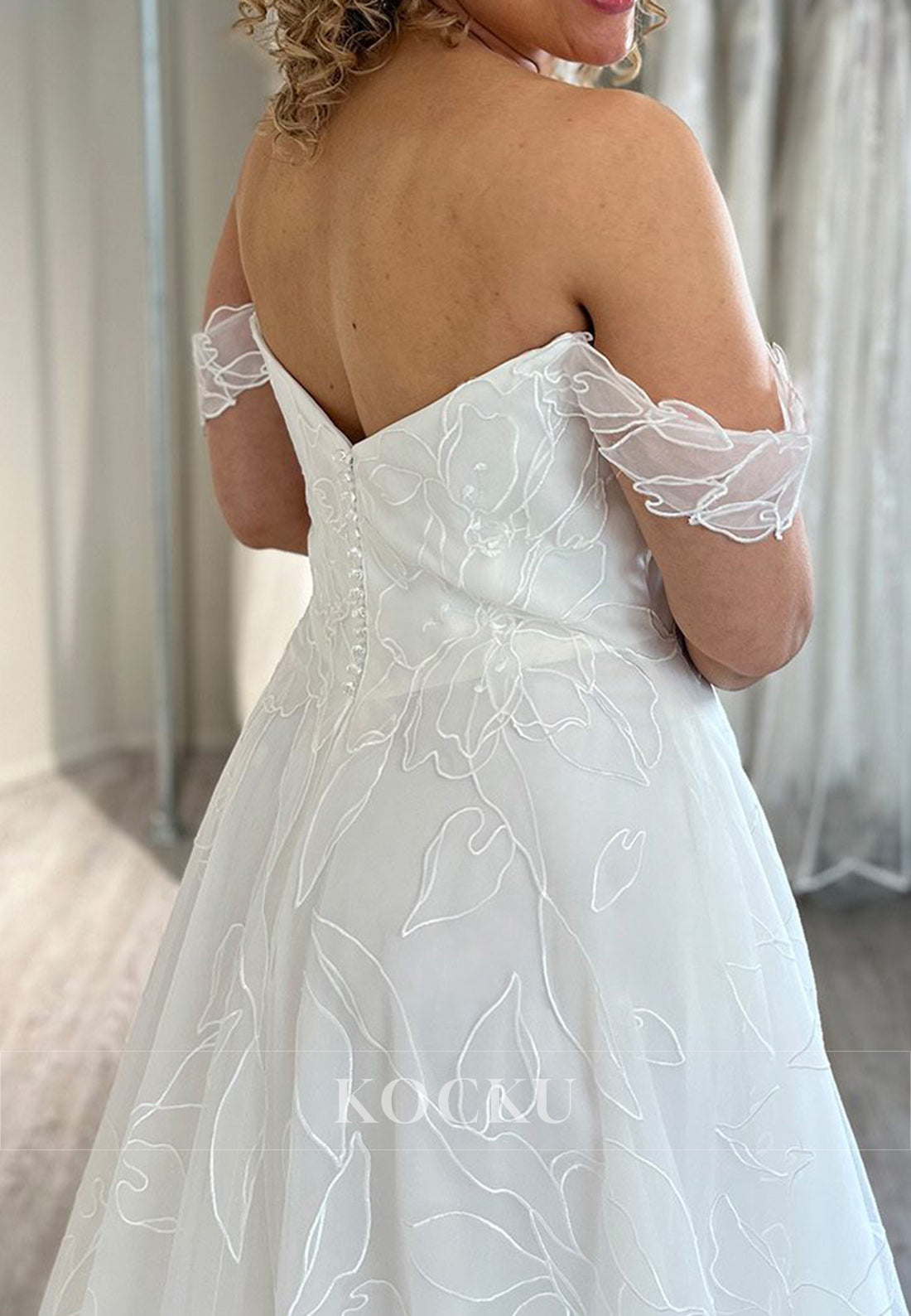 Elegant Off - Shoulder Tulle Ball Gown Wedding Dress with Floral Embroidery